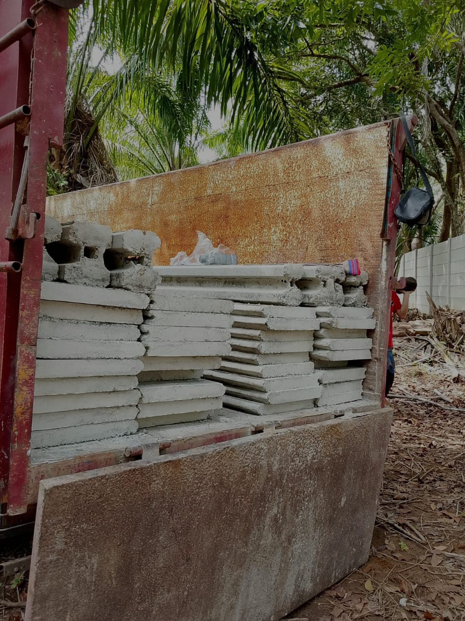 Instalasi pagar panel beton precast